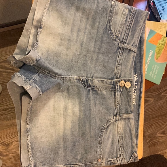 Size 15 wallflower Jean shorts new - Picture 1 of 2